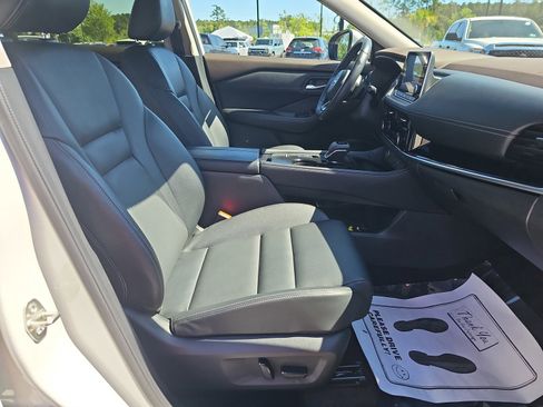 Used 2023 Nissan Rogue SL FWD image 11