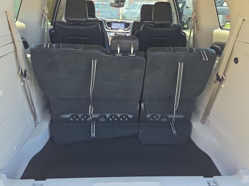 Used 2024 Chrysler Pacifica Limited FWD image 15
