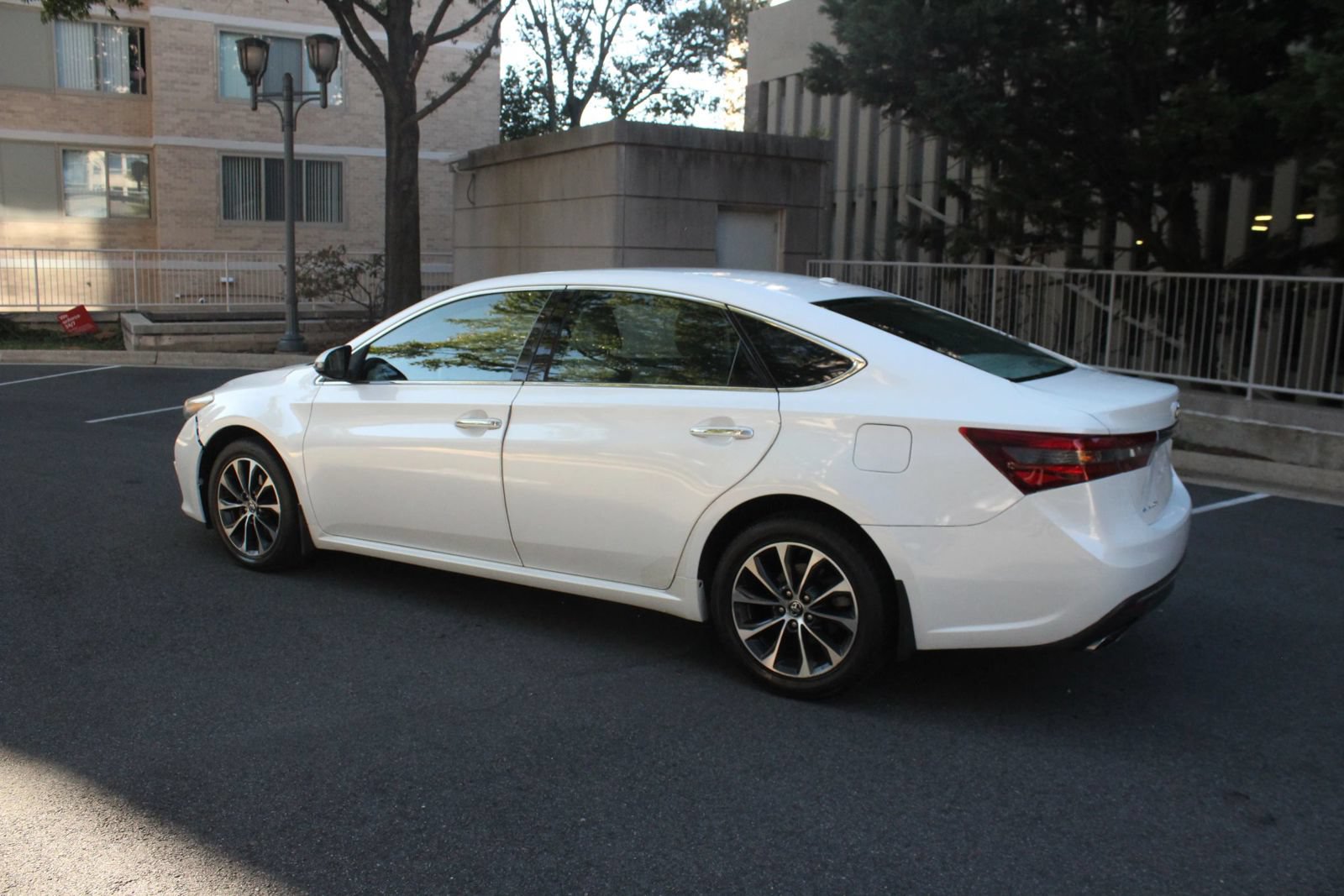 Used 2016 Toyota Avalon XLE FWD image 9