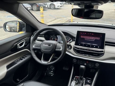 Used 2025 Jeep Compass Limited image 34