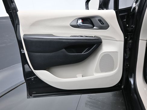 Used 2022 Chrysler Pacifica Touring-L FWD image 10