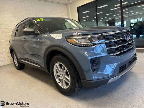 Used 2025 Ford Explorer Active AWD/4WD image 1