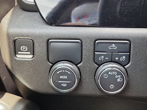 Used 2022 Chevrolet Silverado 1500 LT RWD image 14