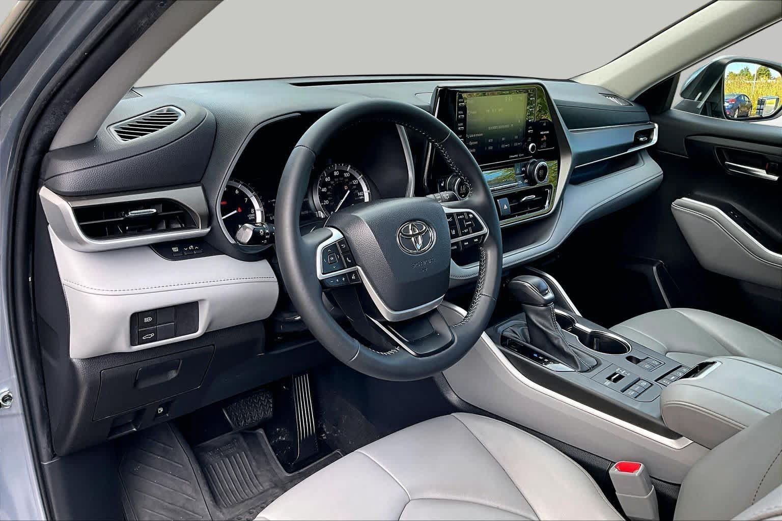 Used 2022 Toyota Highlander XLE AWD/4WD image 18