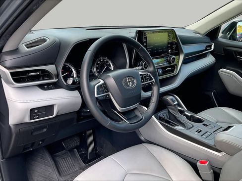 Used 2022 Toyota Highlander XLE AWD/4WD image 18