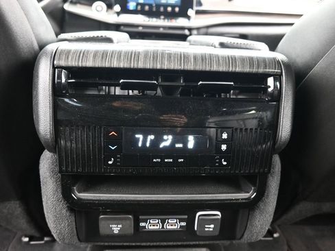 Used 2022 Jeep Wagoneer Series III w/ Flexible Seating Group image 17