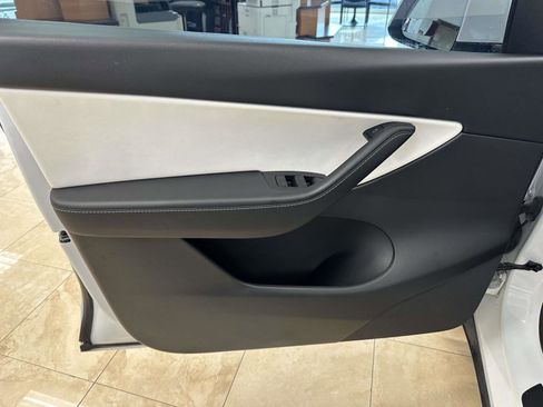 Used 2022 Tesla Model Y Performance image 11