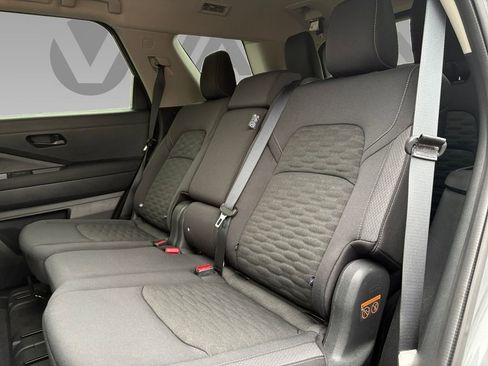 Used 2025 Nissan Pathfinder SV image 4