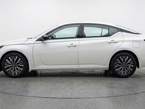 Used 2025 Nissan Altima 2.5 SV FWD image 5