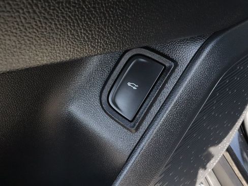 Used 2025 Chevrolet Equinox LT w/ Convenience Package II FWD image 15