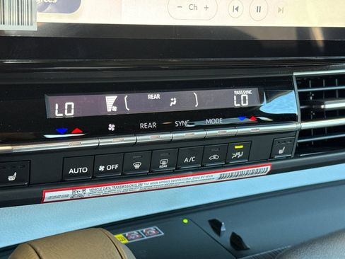 Used 2026 Toyota Sienna XLE FWD image 27
