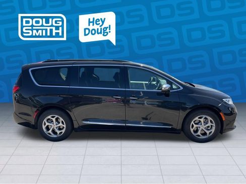 Used 2023 Chrysler Pacifica Limited FWD image 6