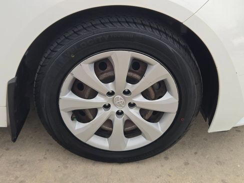 Used 2021 Toyota Corolla LE image 32