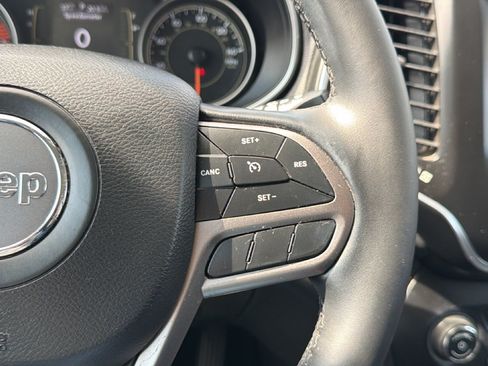 Used 2021 Jeep Cherokee Latitude Plus FWD image 17