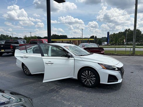 Used 2025 Nissan Altima 2.5 SV FWD image 10