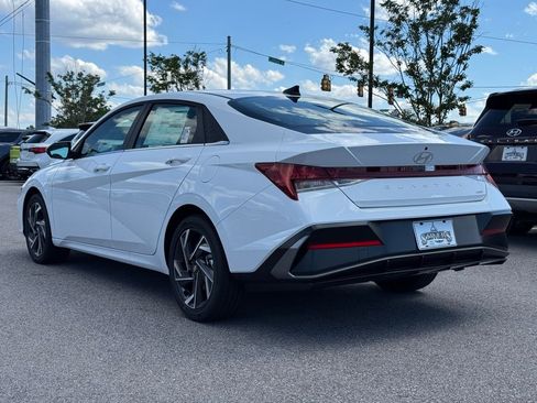 Used 2025 Hyundai Elantra Limited image 11