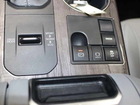 Used 2023 Toyota Highlander Limited FWD image 28