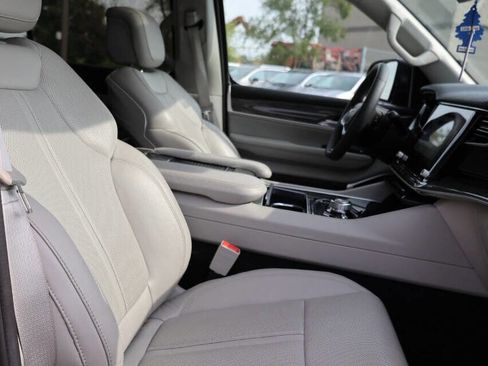 Used 2022 Jeep Wagoneer Series III w/ Premium Group I image 15