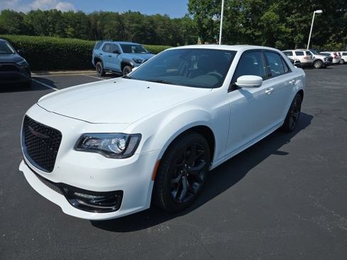 Used 2022 Chrysler 300 S w/ Comfort Group RWD image 2