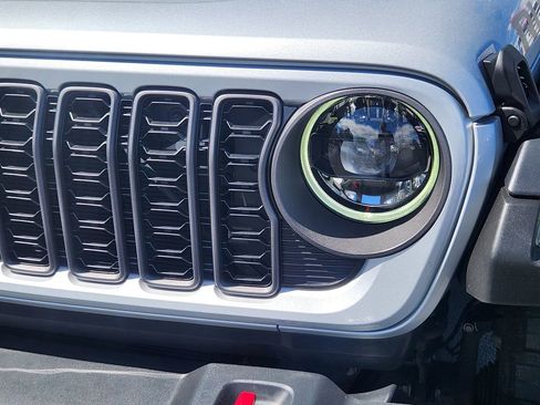 Used 2024 Jeep Gladiator Rubicon w/ Convenience Group AWD/4WD image 9