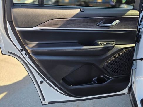 Used 2024 Jeep Grand Cherokee L Limited w/ Luxury Tech Group II image 23