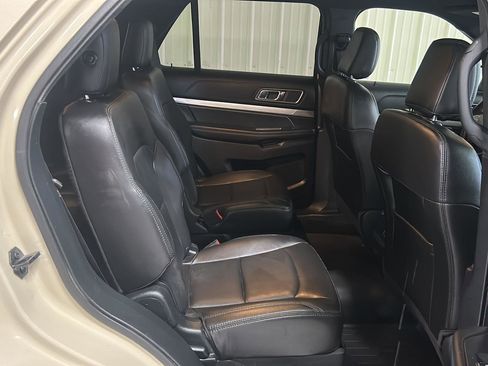 Used 2018 Ford Explorer XLT w/ Equipment Group 202A FWD image 12