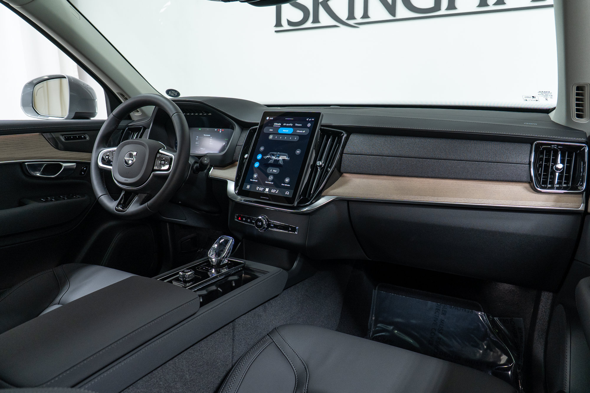 New 2026 Volvo XC90 T8 Plus w/ Protection Package Premier AWD/4WD image 14