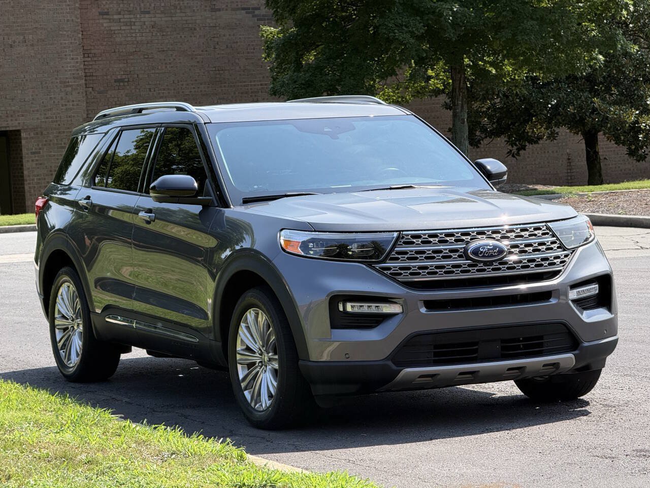Used 2021 Ford Explorer Limited w/ Equipment Group 301A AWD/4WD image 3