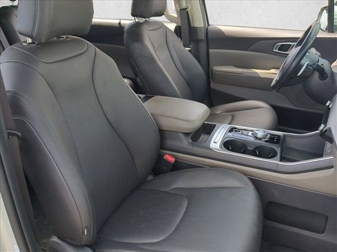 Used 2026 Kia Carnival EX FWD image 22