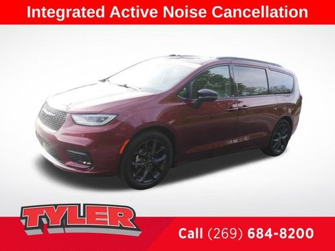 Used 2023 Chrysler Pacifica Limited w/ Uconnect Theater Family Group FWD image 3