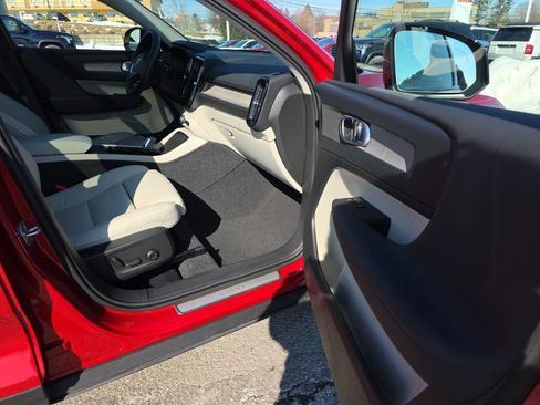Used 2023 Volvo XC40 B5 Plus w/ Climate Package image 9