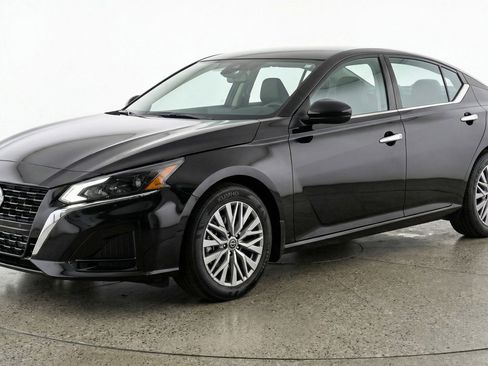 Used 2025 Nissan Altima 2.5 SV image 3