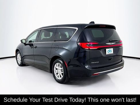 Used 2024 Chrysler Pacifica Touring-L FWD image 5