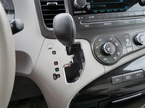 Used 2011 Toyota Sienna LE w/ Towing Pkg FWD image 24