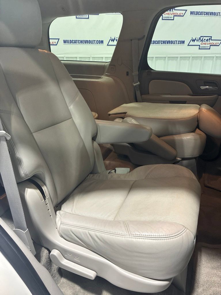 Used 2014 GMC Yukon SLT w/ SLT Chrome Package AWD/4WD image 29
