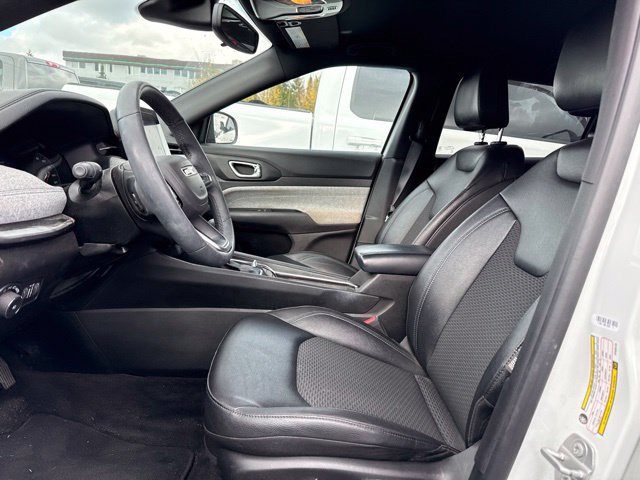 Used 2025 Jeep Compass Latitude AWD/4WD image 6