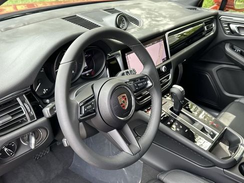 Certified 2025 Porsche Macan AWD/4WD image 10