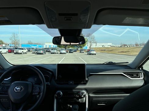 Used 2025 Toyota RAV4 LE image 32