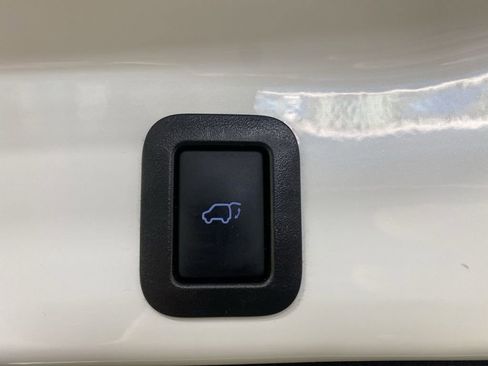 Used 2018 Toyota Highlander SE image 29