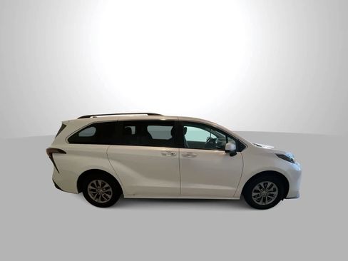 Used 2024 Toyota Sienna XLE image 9