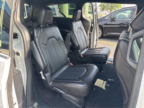 Used 2025 Chrysler Pacifica Select FWD image 38