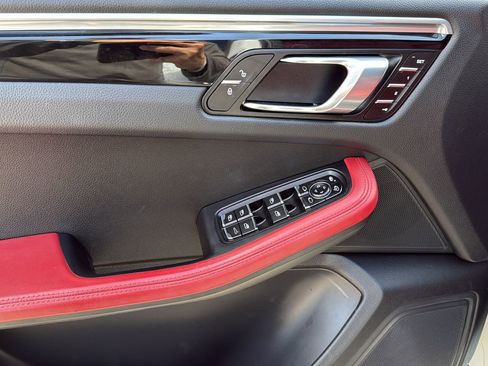 Used 2018 Porsche Macan Sport Edition AWD/4WD image 11