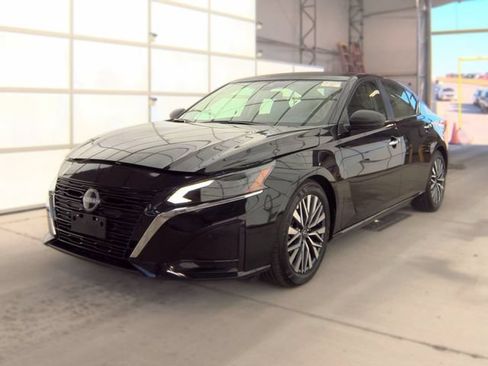 Used 2025 Nissan Altima 2.5 SV FWD image 2