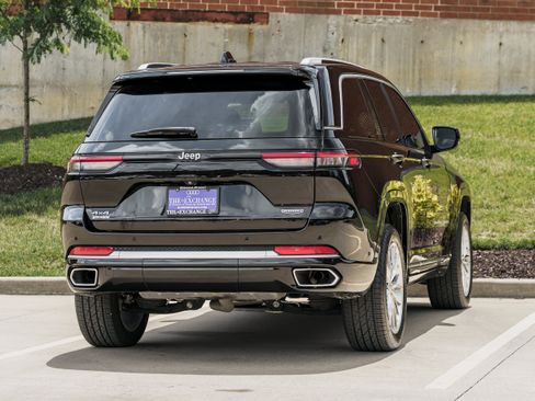 Used 2022 Jeep Grand Cherokee Summit AWD/4WD image 4