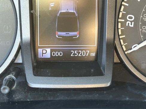 Used 2018 Toyota Tacoma TRD Off-Road image 10