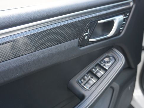 Certified 2024 Porsche Macan AWD/4WD image 14
