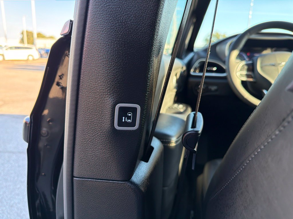 Used 2025 Chrysler Pacifica Select FWD image 21