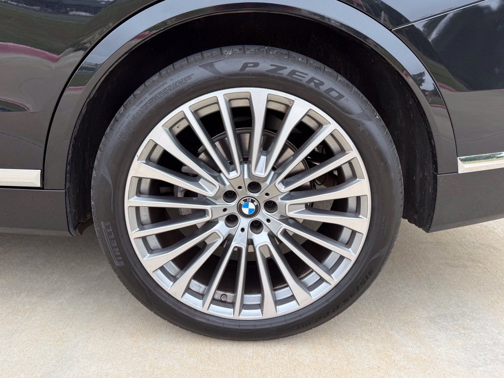Used 2025 BMW X7 xDrive40i w/ Premium Package AWD/4WD image 9