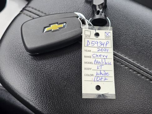 Used 2021 Chevrolet Malibu LT FWD image 33