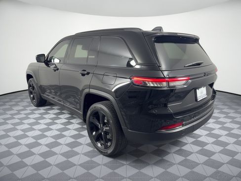 Used 2023 Jeep Grand Cherokee Altitude RWD image 3